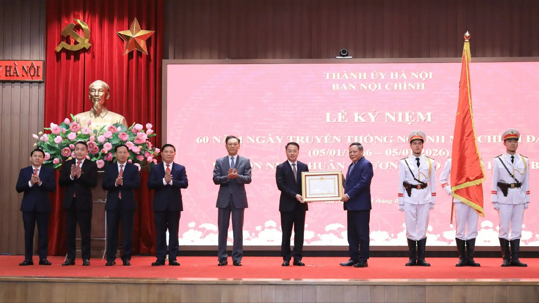 Ban Nội chính Thành uỷ đón Huân chương Lao động Hạng Ba